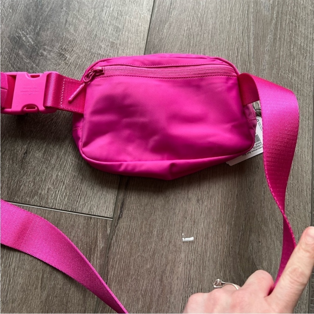 Lululemon Everywhere Belt Bag in Sonic Pink - Picture 4 of 8